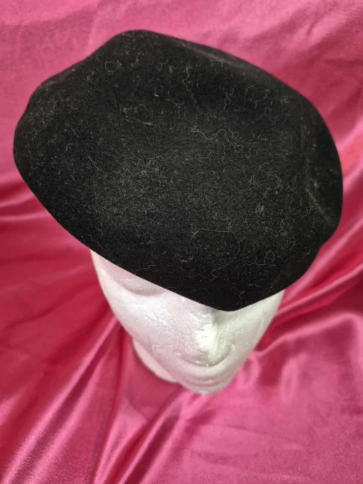 Sombreros de Colección - Sombrero de Terciopelo Marrón con Pluma, Boina Negra, Pastillero de Lana Blanca Foto 3 de 4