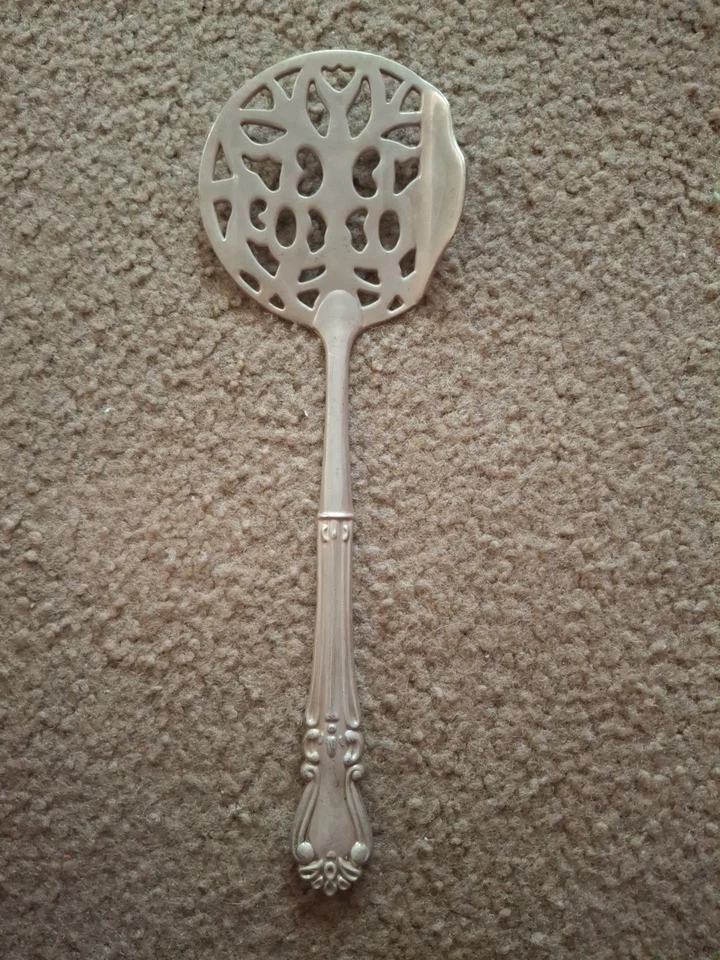 Vtg. Cape Cod Silverplated Cranberry Tomato Serving Spoon Knife Pre-owned Used. - Image 2 of 4