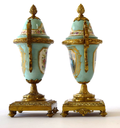 Par de urnas pintadas a mano vasos de porcelana oro y asas de latón atribuidas a Sevres - Imagen 3 de 21