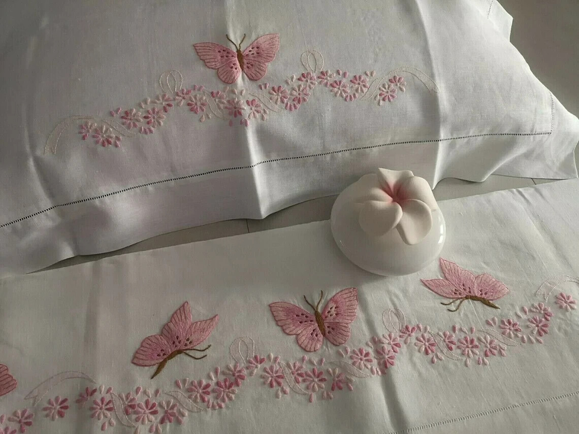 Espectacular sábana Puro Lino 100% Bordado Mariposas En Punto Completo de Mano