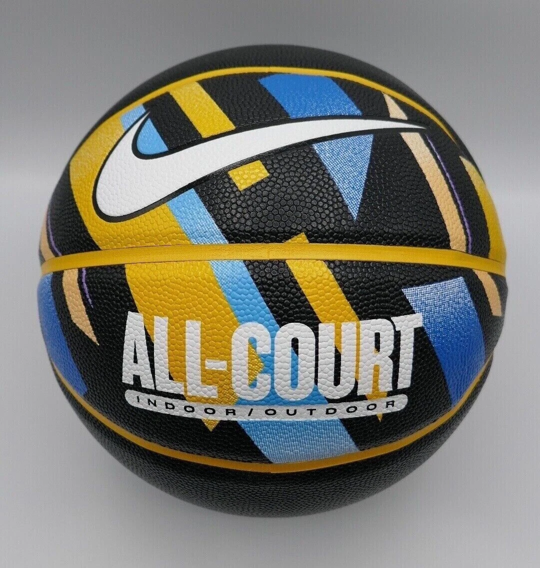 Nike Everyday Playground 8P Graphic Basketball.