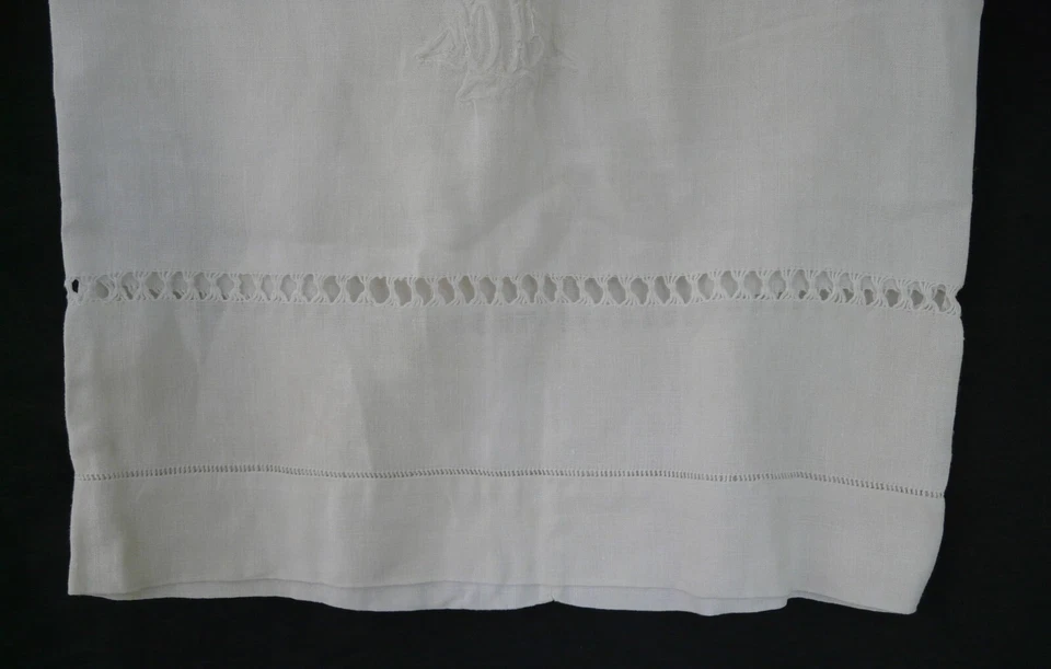 Taie de traversin ancienne lin brodé main – Chiffre JC – 126×41 cm REF 4712C - Photo 3/4