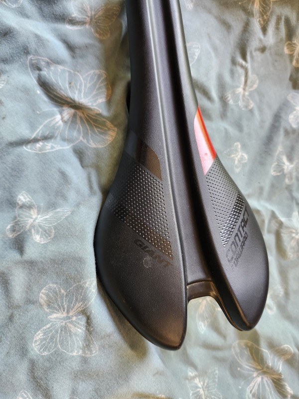 Giant Contact Saddle Black / Red E9115