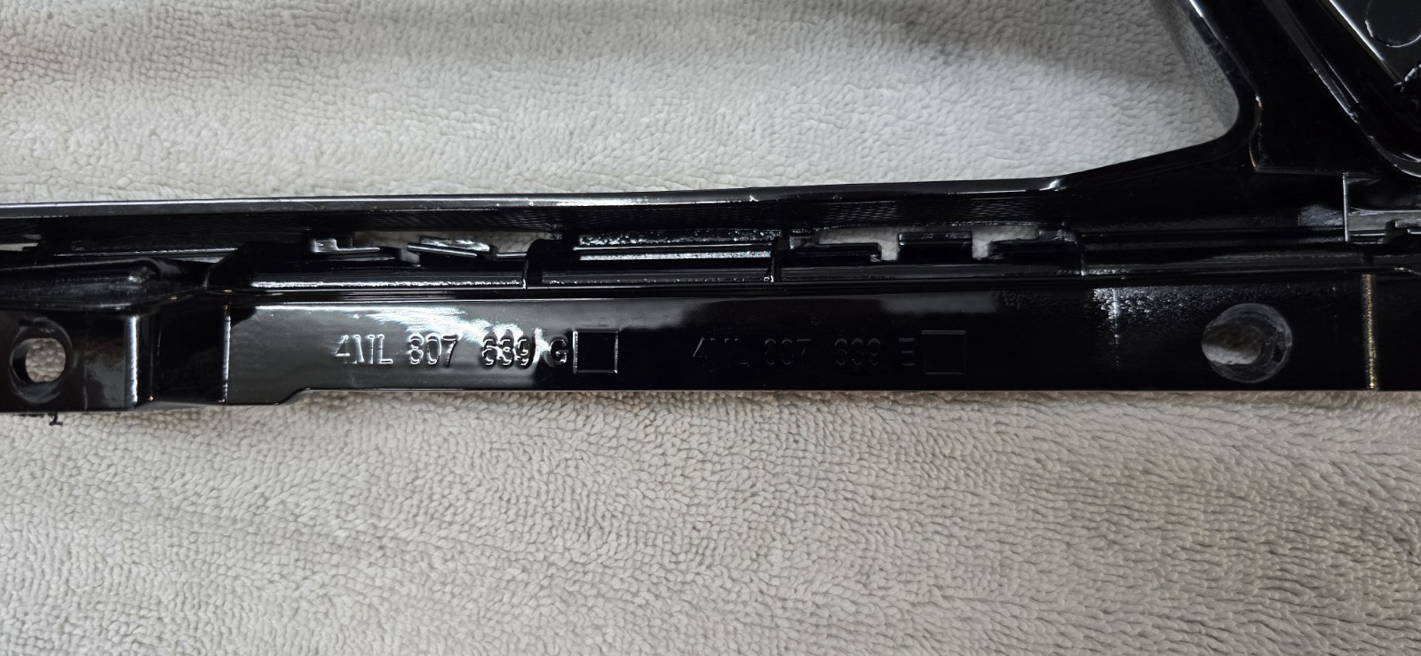 Lamborghini Urus Grille Grill Center Bumper Gloss Black 4ML807639