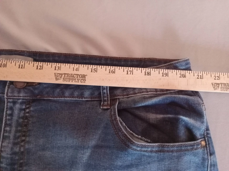 Falls Creek Mujer Talla 22 Reg. Pantalones cortos de mezclilla con puños y entrepierna de 5" lavado mediano Foto 4 de 4