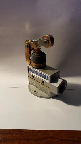 HONEYWELL MICRO SWITCH BZV6-2RN2 LIMIT SWITCH W/TOP ROLLER ARM -NEW
