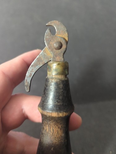 Antique Wooden Handled Lever Arm Tack Puller - Picture 5 of 12