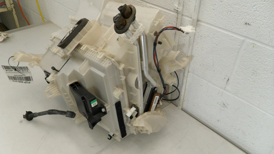 Conjunto de núcleo y estuche de evaporador de aire acondicionado Toyota Yaris 2007-2011 usado OEM Foto 3 de 4