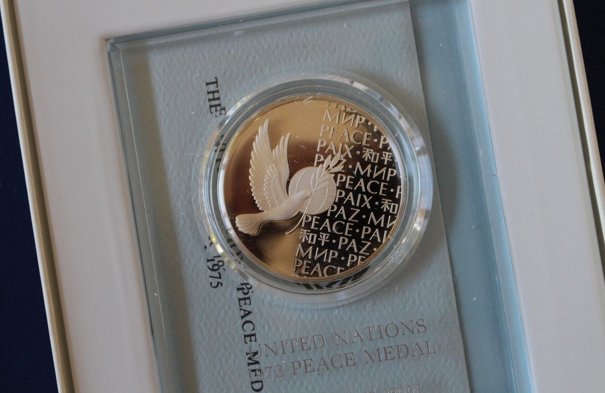 国連メダル IN THE SERVICE OF PEACE 1973年国連平和メダル - メルカリ