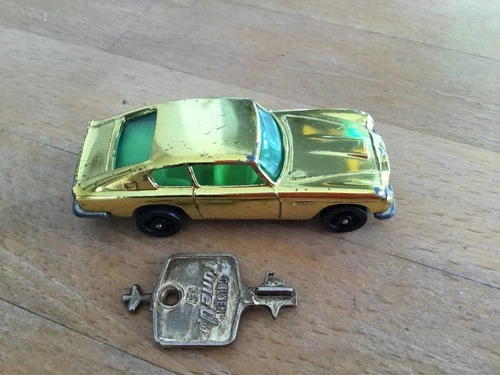CORGI ROCKETS ASTON MARTIN DB6 GOLD No.901 VINTAGE 1970-72 DIECAST WITH A KEY.