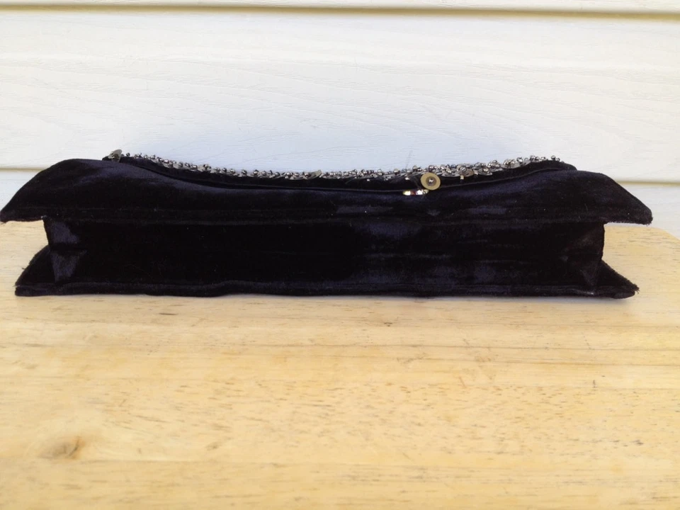 FRENCH CONNECTION AMOURES NEGRO TERCIOPELO LENTEJUELAS CLUTCH SOBRE MONEDERO ¡NUEVO! $148 Foto 4 de 4