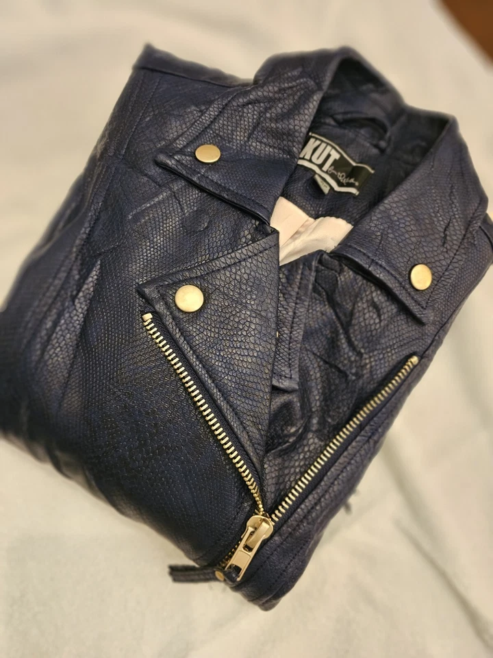 Chaqueta de moto de cuero sintético con cremallera Kut From The Kloth para mujer talla XS azul oscuro Foto 3 de 4