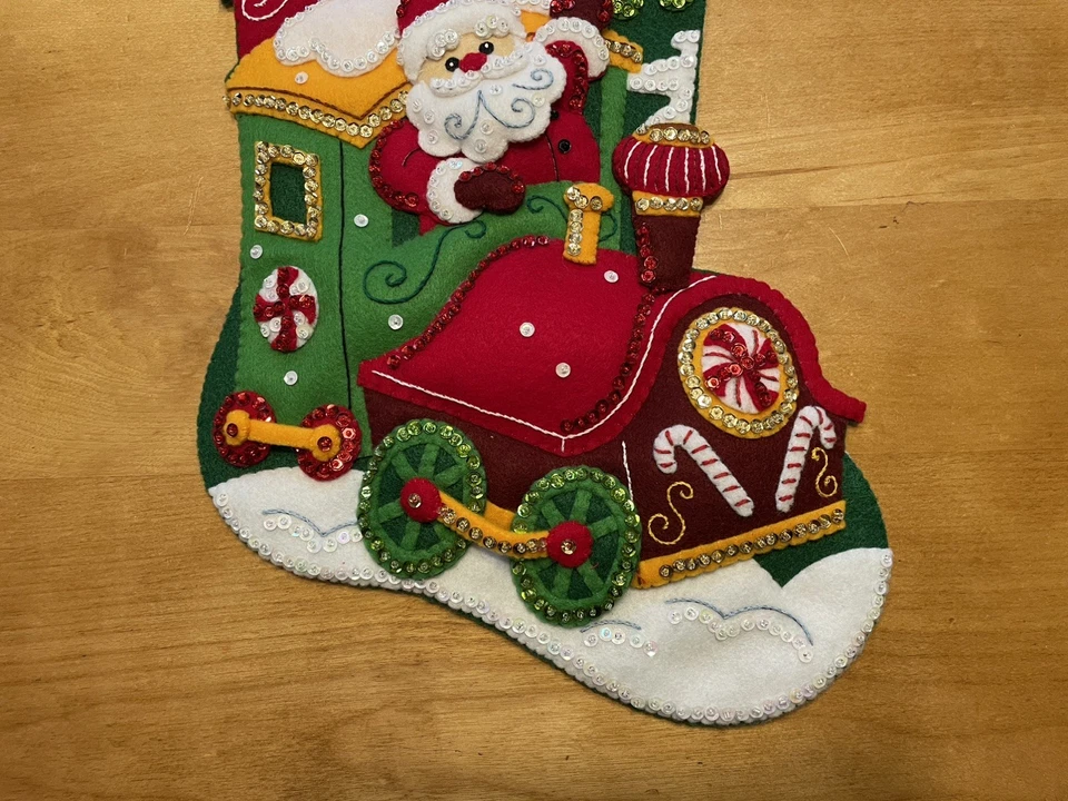 Medias de Navidad de fieltro Bucilla 18” terminadas - Santa Peppermint Express Foto 3 de 4