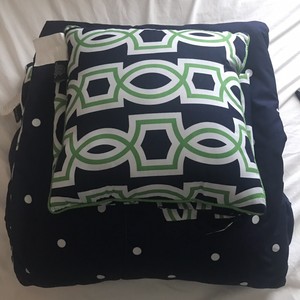 Reversible-Comforter-Set-Queen-Comforter-2-Standard-Shams-and-Decor-Pillow