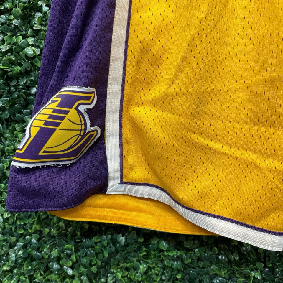 Pantalones Cortos Mitchell & Ness Amarillo Los Angeles Lakers 2009-10 Swingman Talla 2XL Kobe Foto 3 de 4
