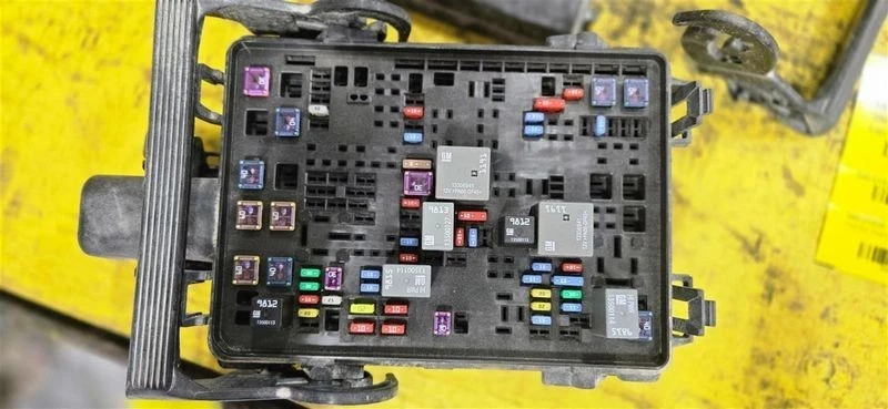 Chevrolet Silverado 1500 2014-2015 caja de fusibles de motor OEM Foto 2 de 4