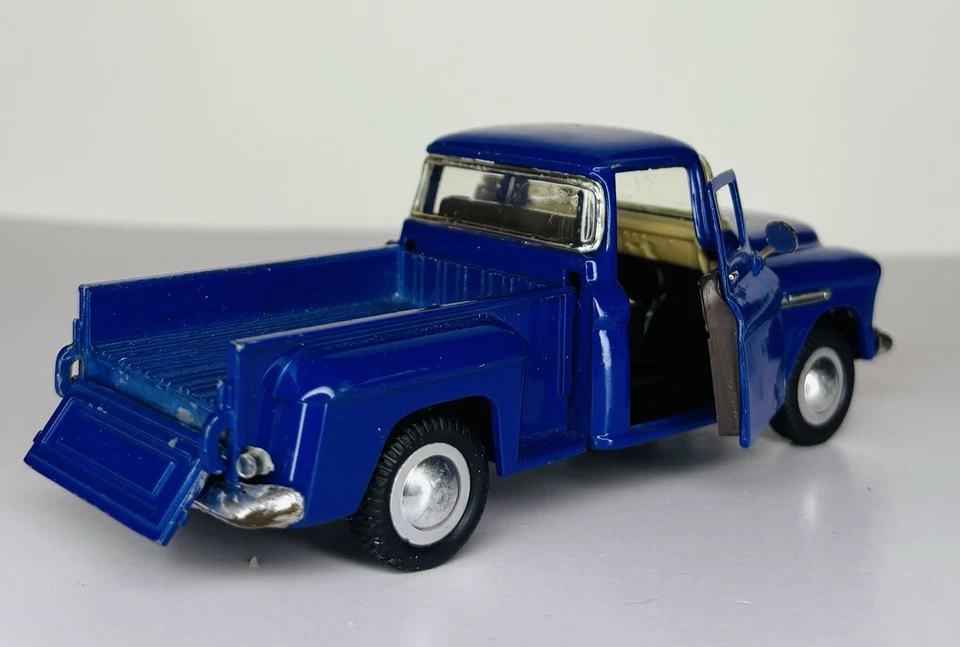 Camión de colección fundido a presión Kinsmart 1/32 1955 Chevy Step Side azul Foto 2 de 4