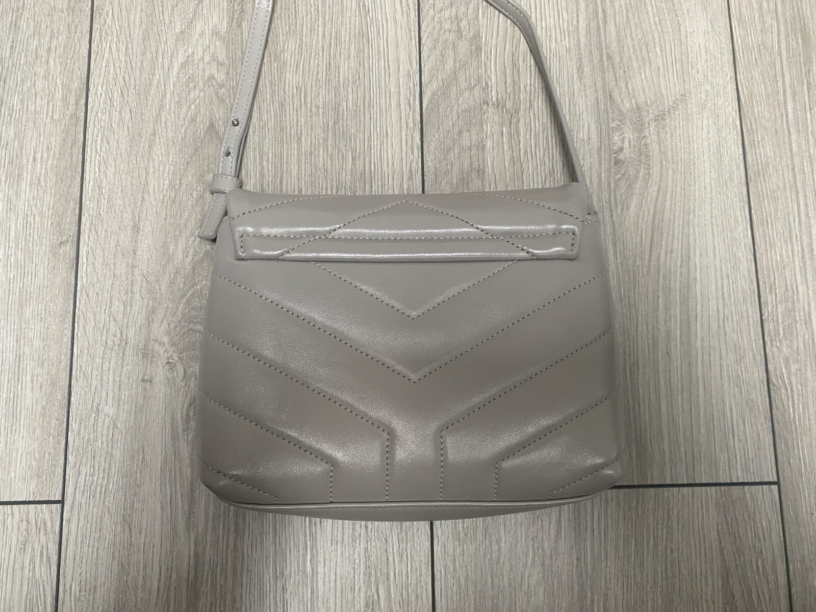 Borsa a tracolla Saint Laurent YSL giocattolo pelle trapuntata Loulou grigio pallido