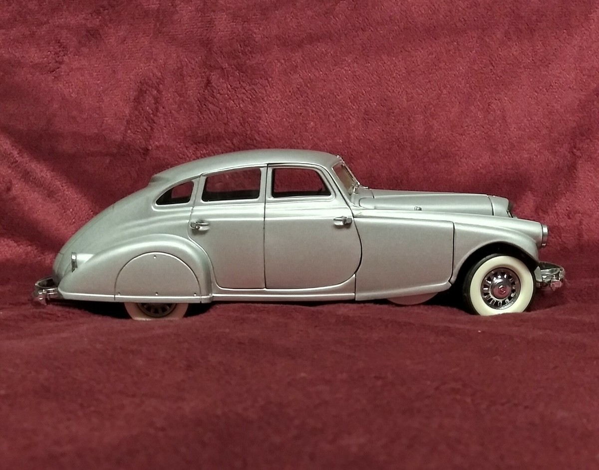 1933 Pierce Silver Arrow 1:24 Scale Diecast Precision Model By