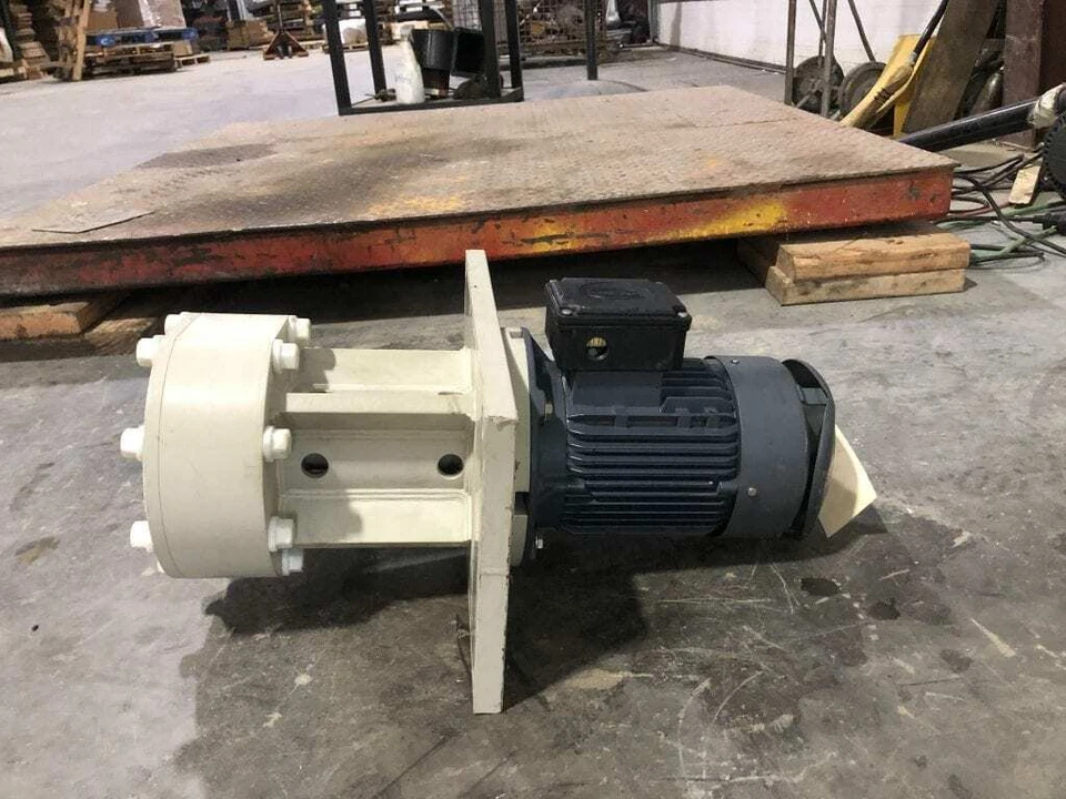 Bomba de refrigerante Hollmuller TPBU4-W-0,75-50 VK 0,75 kW 1410/1705 rpm 220-480 V 3 ph Foto 4 de 4