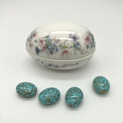 Wedgwood China 'Angela' Blumen Eierbox mit 4 Howlith Türkis Cabochon Eiern