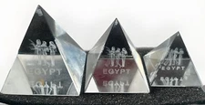 Set of 3 crystal glass pyramids 