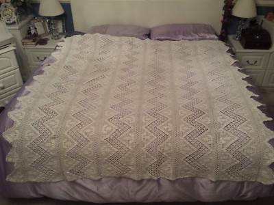 Vintage handgehäkelte Tischdecke/Decke mit Zick Zack Kanten