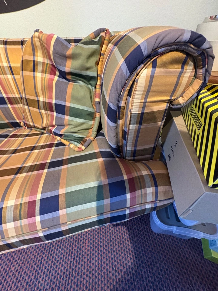 Edles Domicil Wohnensemble – Sofa, Kissen, Decke, Vorhänge & Teppich kariert - Bild 2 von 4