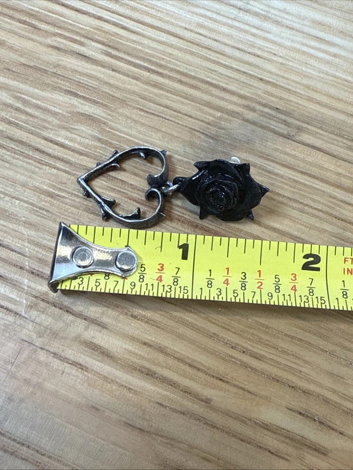 Pendientes Alquimia Gótica Amor Herido Rosa Negra Espina Corazón Peltre Victoriano Emo Foto 4 de 4