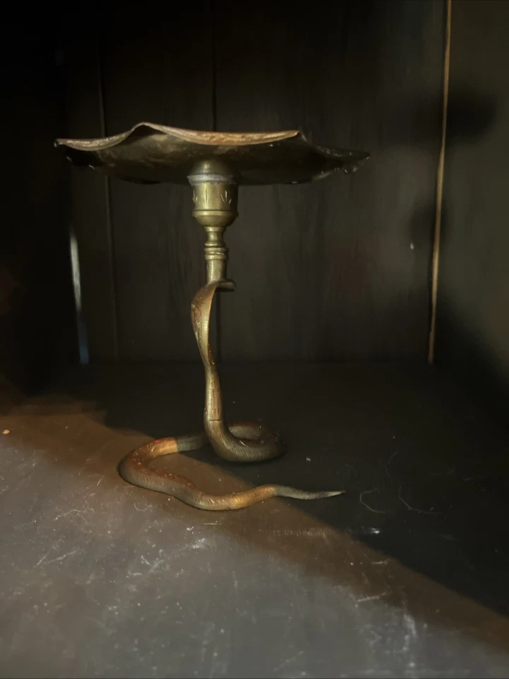 um antigo castiçal indiano de latão cobra ou queimador de incenso - Imagem 4 de 4