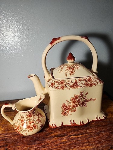 Teiera vintage Cracker Barrel rossa rosa floreale quadrata con coperchio 9" e CREMA - Foto 2 di 6