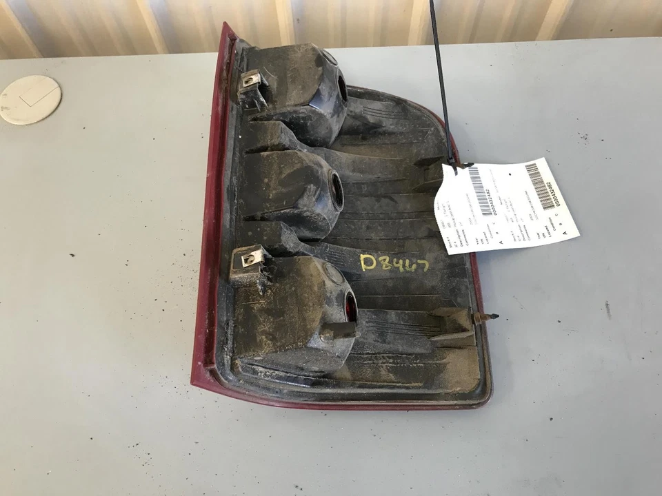 Conjunto de luz trasera izquierda usado se adapta a: camioneta Chevrolet Silverado 2500 2009 Foto 3 de 4