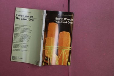 430576 Evelyn Waugh THE LOVED ONE Penguin Books An Anglo-American Tragedy