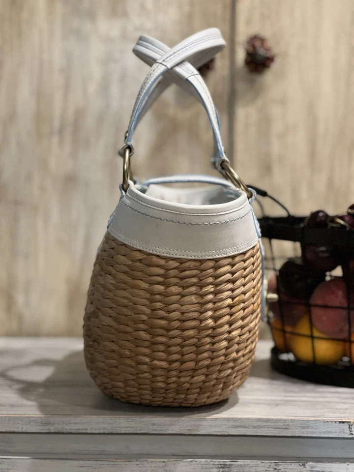 Bolso de hombro Coach Legacy de cuero blanco paja canasta cubo Foto 3 de 4