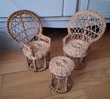 Adorable salon Emmanuelle rotin 2 fauteuils et 1 table Vintage pour poupée