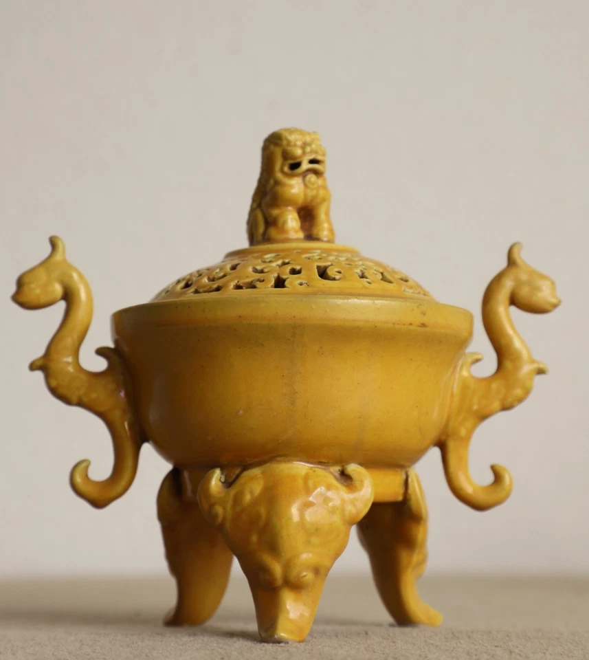 Quemador de incienso de porcelana trípode esmalte amarillo asas de dragón dobles y remate de león Foto 3 de 4