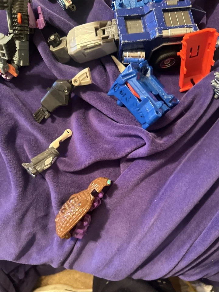 Transformers Huge Mixed lot 30+ Figures Vintage & Modern Incomplete + Parts - Image 3 of 4