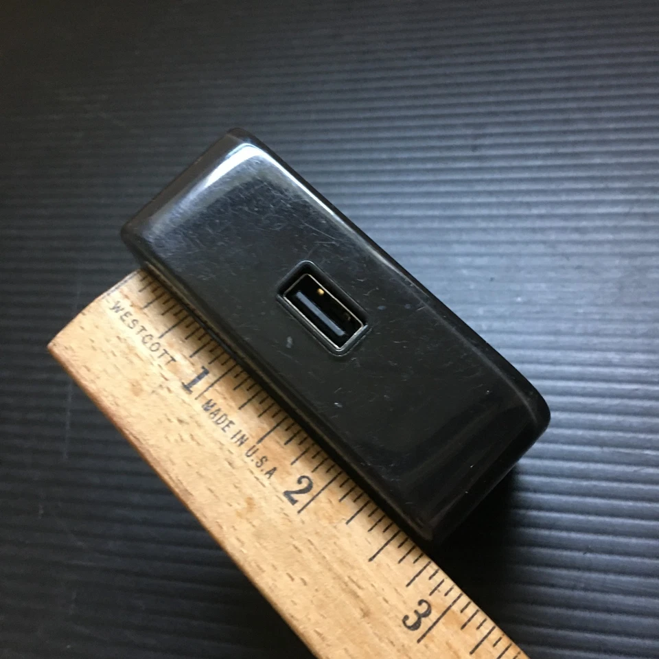 Adaptador de alimentação CA carregador Zune 5V 1.5A modelo 1096 P/N: PSCV100101F - Imagem 2 de 4