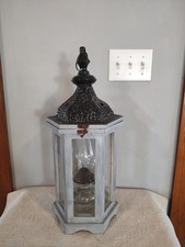 Dekorative sechseckige Holzlaterne mit Metallplatte, Petroleumlaterne innen