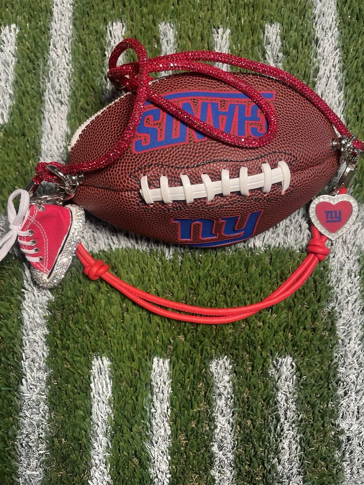 Cartera de mano del equipo de fútbol americano de los Gigantes de Nueva York hecha a mano de una pelota de fútbol Foto 2 de 4