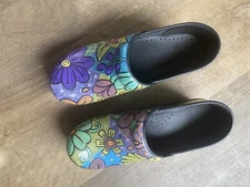 Dansko Womens Clogs Size 39. Hand Made. Slip on Dual Comfort. Only Used Few .
