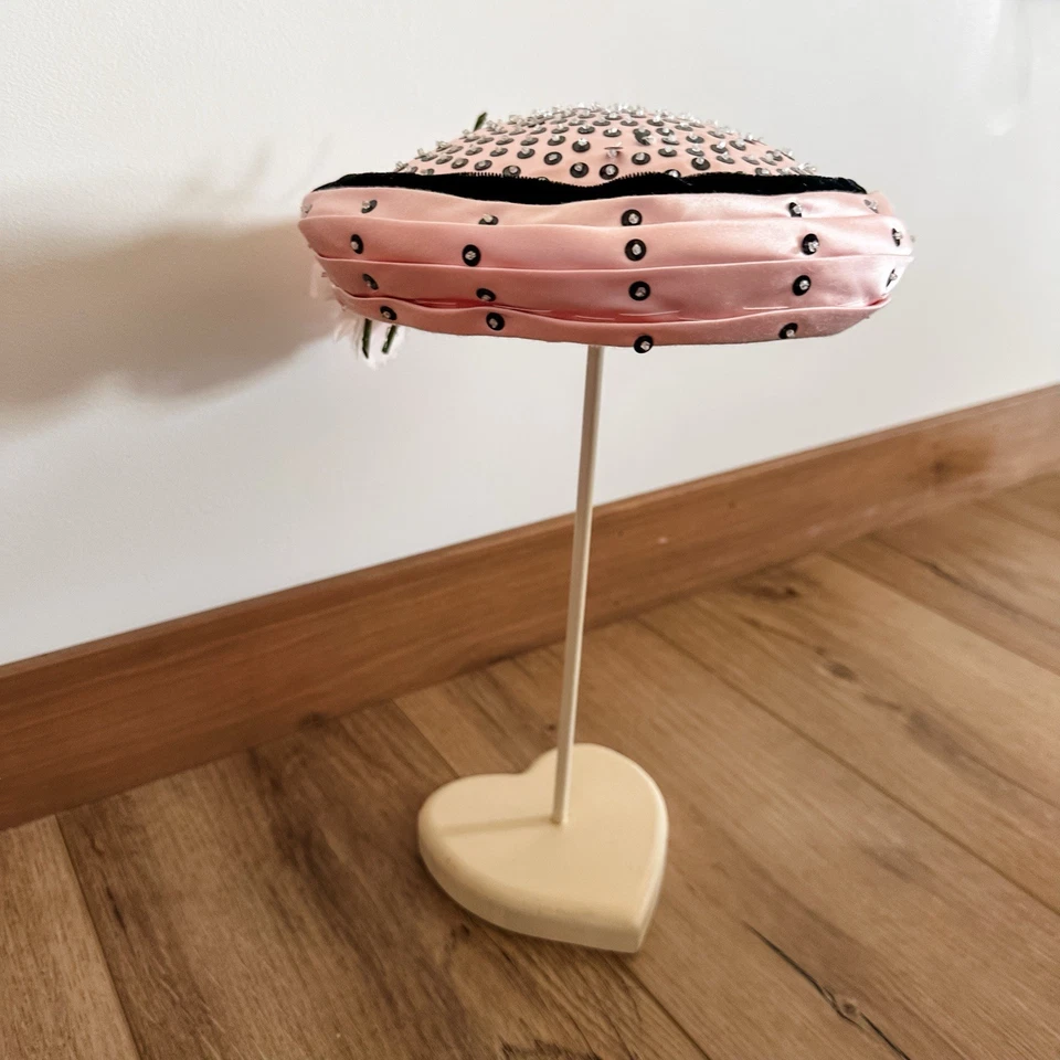 Винтажная женская шляпа-таблетка 50-х с атласными розовыми черными блестками с бисером и цветочным рисунком  - Изображение 2 из 4