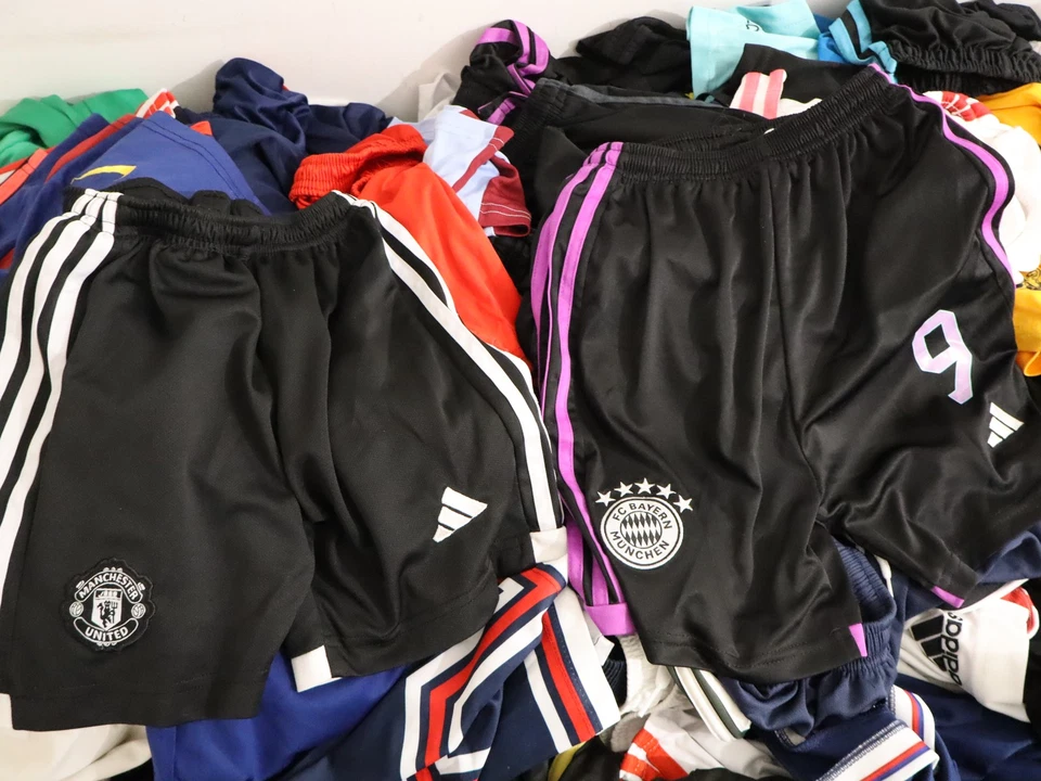 Pantaloncini calcio bambini Joblot 10 kg circa 100 paia squadre miste taglie - Immagine 3 di 4