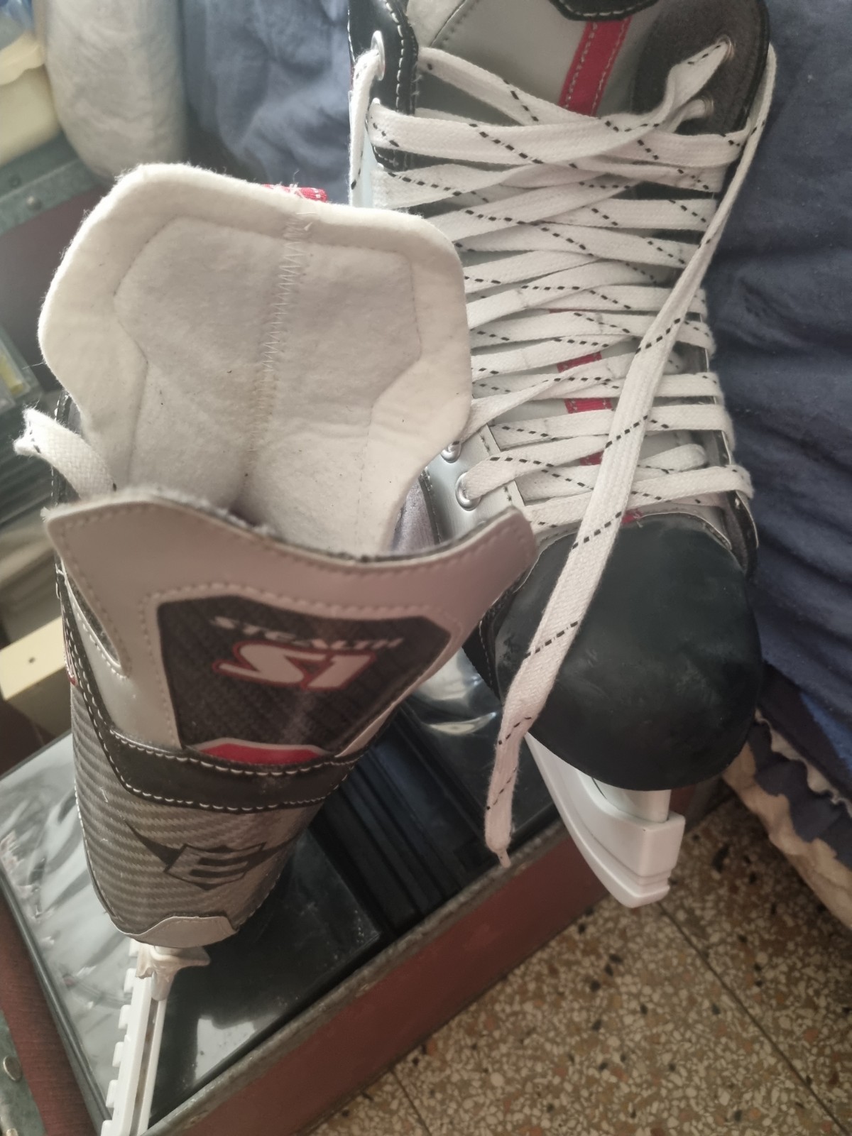 pattini da hockey su ghiaccio sono della marca Easton, modello Stealth S1.