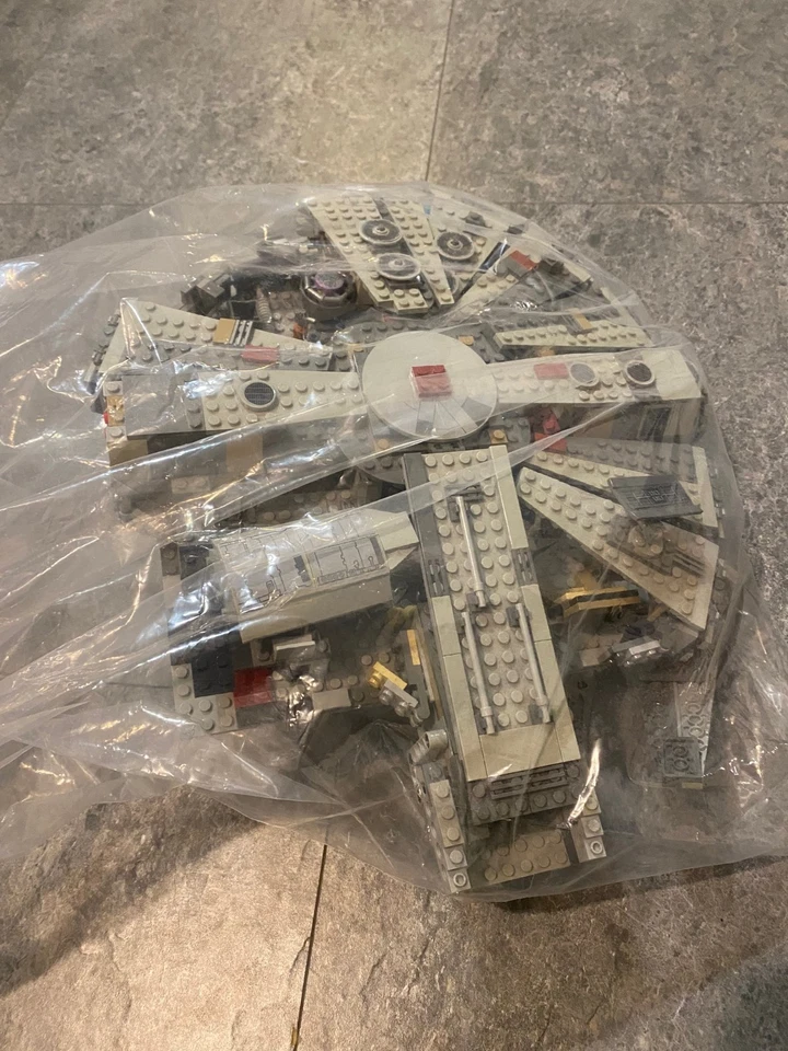 LEGO Star Wars 75105 Millennium Falcon