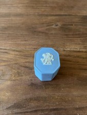 Cremefarben auf Lavendel (hellblau) Jasperware Wedgewood Amor mit Schleife