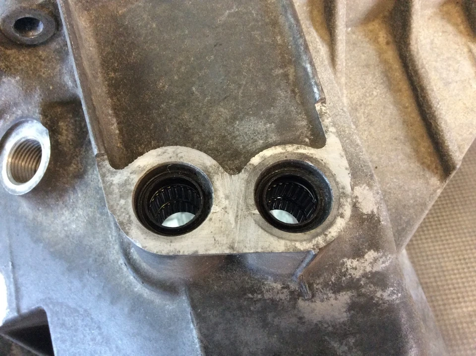 cobalt ss ion redline F35 / MU3 transmission case housing Opel 702064 - Image 4 of 4