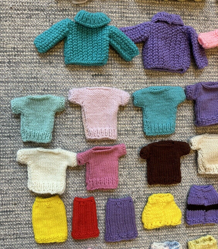 Lot Vintage Barbie & Friends Hand Knitted or Crocheted Dresses Skirts Tops Pants - Picture 11 of 19
