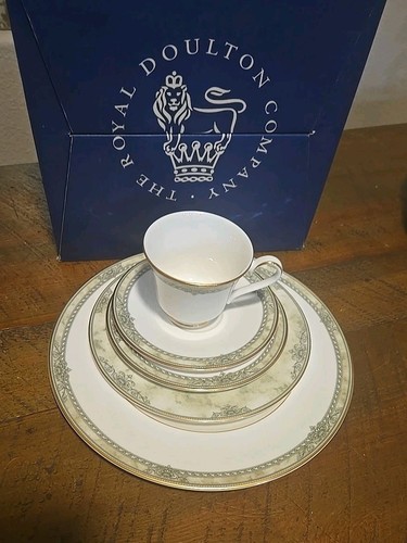 Royal Doulton Isabella 5 Piece Place Setting With Box - Picture 2 of 19