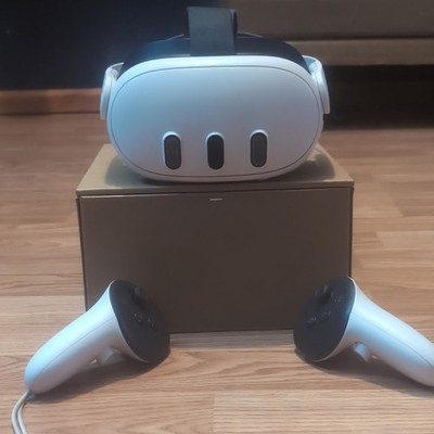 Meta Quest 3 Virtual Reality Headset, Standalone, Great Condition. w/controllers